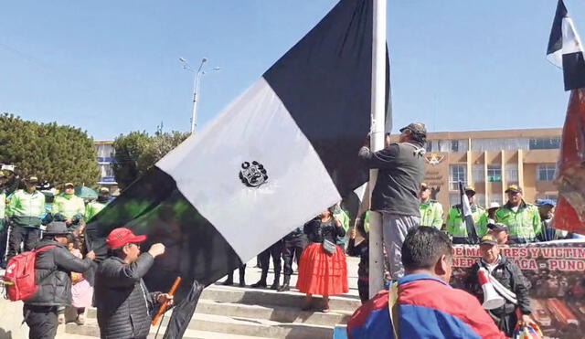 Juliaca. Pese a que no había cuerda, lograron izar la bandera blanca y negra por los muertos. Foto: Kleber Sánchez/La República