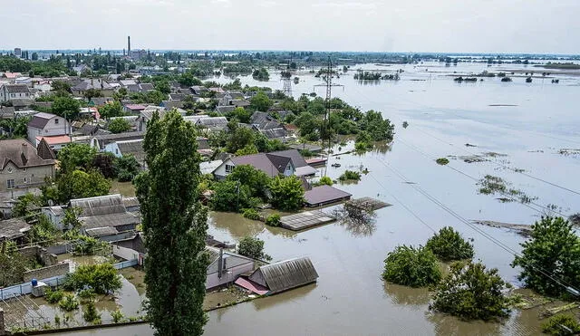 Catástrofe. Casi 80 poblados fueron afectados por la masa de agua que se desbordó tras la voladura de la represa. Ucrania y Rusia se siguen culpando. Foto: EFE