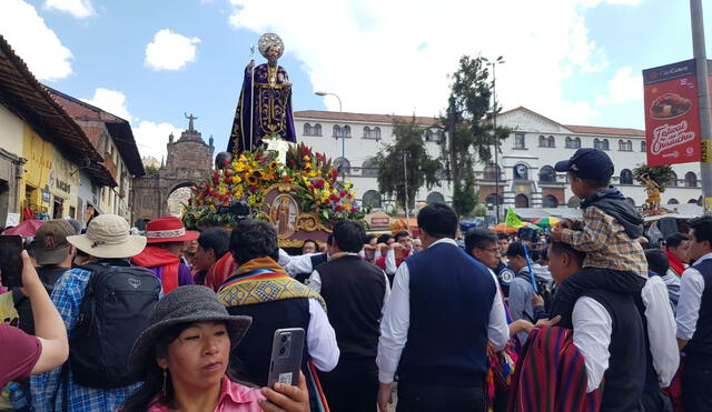 Ingreso. Ayer llegaron a la plaza 14 imágenes de vírgenes y santos como San Antonio Abad.