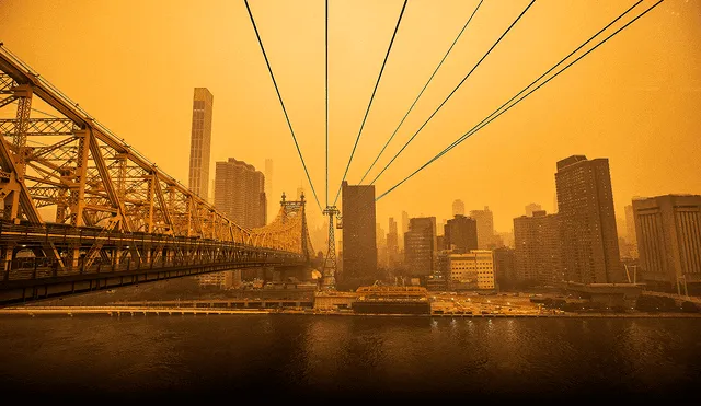 El humo de los incendios forestales en Canadá envuelve los edificios en Nueva York. Foto: AFP