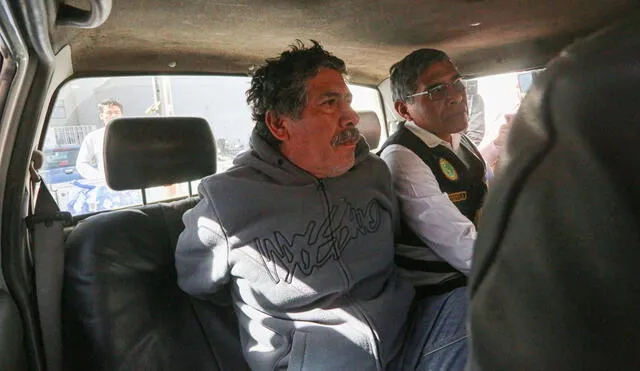 Traslado. Jesús Cornejo fue llevado al penal de Socabaya a bordo de una camioneta de la policía de Requisitorias.