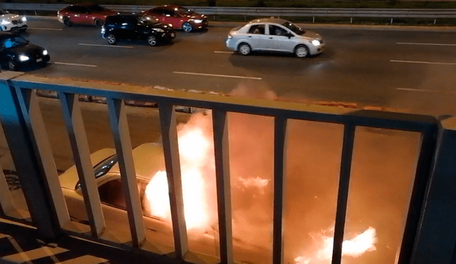 El conductor del vehículo logró salir del carro cuando este se estaba incendiando. Foto: difusión. Video: difusión