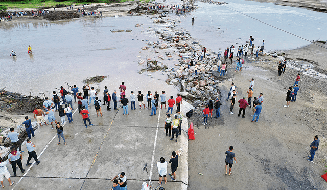 Desborde. Los Gobiernos regionales y locales cuentan con recursos, pero el tiempo es corto. Deberán proteger a la población con obras concretas y efectivas. Foto: Clinton Medina/La República