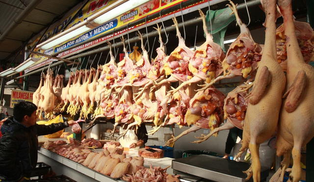 Reducción en precio del pollo seguirá en los próximos meses, pero la inflación continuará afectando los bolsillos de los peruanos. Foto: Andina