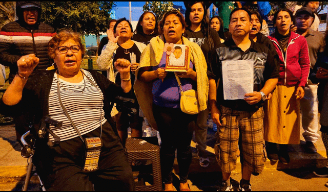 Vecinos y padres del menor fallecido exigen justicia. Foto y video: Bárbara Mamani/La República