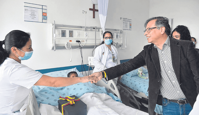 Presidente Gustavo Petro visitó a los pequeños sobrevivientes, Lesly y sus tres hermanitos, en el Hospital Militar. Foto: AFP