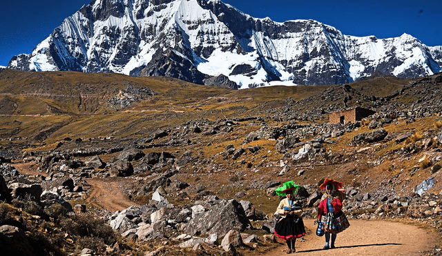 Paisaje Andino. Campesinas cusqueñas muy cerca de la cumbre del nevado Ausangate. Foto: Archivo