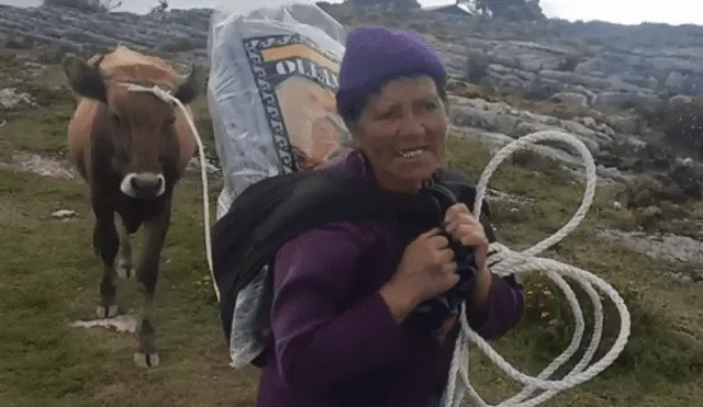 Mujer llegó a su casa cargada de regalos. Foto: captura de Chinchanito del Ande/Facebook - Video: Chinchanito del Ande/Facebook