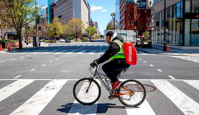 Nueva norma beneficiará a trabajadores de aplicaciones móviles como Ubereats, Doordash o Grubhub. Foto: EFE