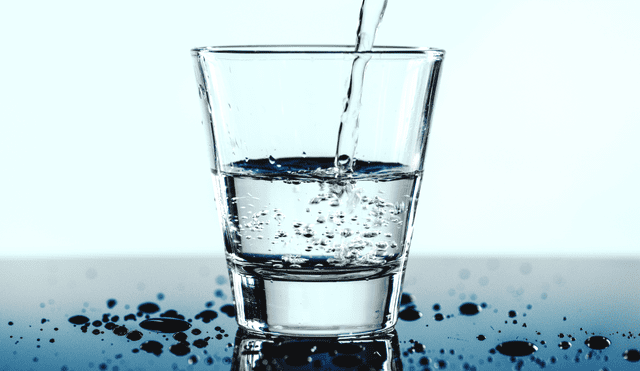 Pese a que hidrata, el agua causaría saciedad de sed por menos tiempo que otras bebidas, según el estudio. Foto: Freepik