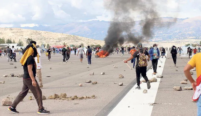Hechos. En Ayacucho los enfrentamientos también se dieron al interior del aeropuerto. Concesionaria no entregó grabaciones. Foto: EFE