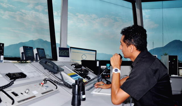 El controlador de tránsito aéreo dirige el flujo de las aeronaves de manera segura y eficiente. Foto: Andina