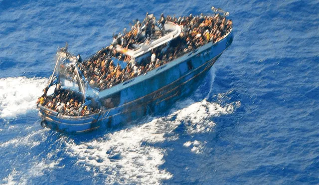 Inmigrantes. Fotografía de la Marina griega que muestra al barco cargado de pasajeros poco antes del naufragio. Foto: EFE