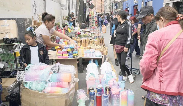 Y un día regresaron. Así lucen las calles de Mesa Redonda luego del desalojo y posterior reubicación de la Municipalidad de Lima. Todo fue improvisado. Foto: John Reyes/La República