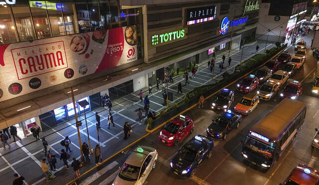 Según las denuncias que tiene la Policía, la mayoría de las víctimas abordaron el falso taxi frente a los centro comerciales de la avenida Ejército. Foto: Rodrigo Talavera