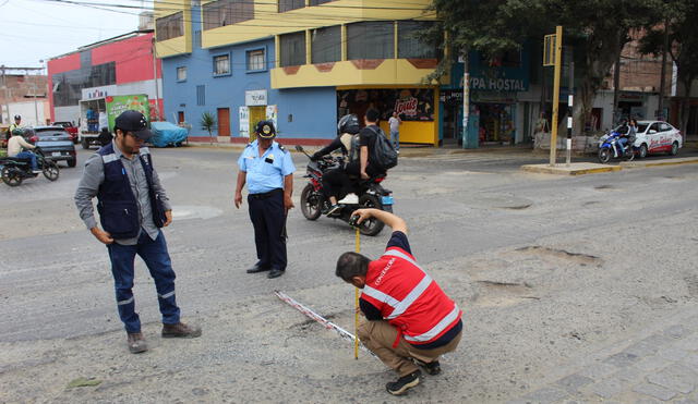 Labor. Auditores verifi caron in situ el deterioro de las pistas. Foto: Contraloría