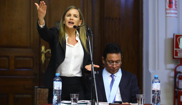 Luciana León ejerce su defensa ante el Pleno. Foto: Congreso