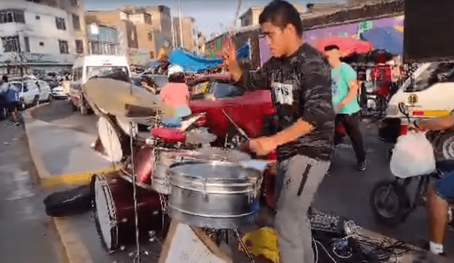 Joven se las busca en las calles para poder subsistir. Foto y video: LR/cortesía