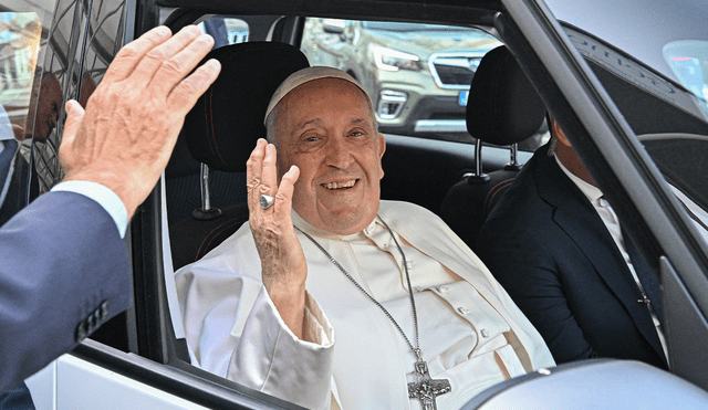 El papa Francisco hizo dos paradas en su camino al Vaticano. Foto: AFP