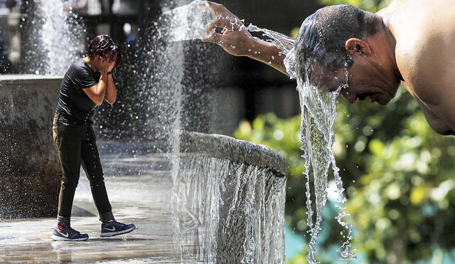 Los mexicanos buscan refrescarse ante la grave ola de calor que azota su país. Foto composición LR/AFP/EFE - Video: Excélsior Tv/YouTube