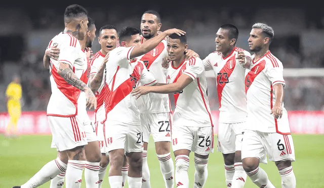 La celebración del plantel del equipo de todos con el jugador de Alianza Lima. Un partido que dejó buenas sensaciones a todos los hinchas peruanos. Foto: Difusión