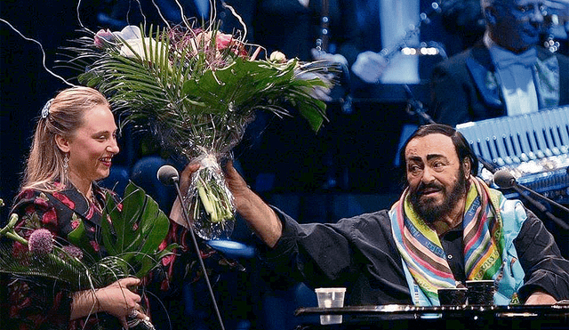 Heredera. Simona Torado Pavarotti recibe fl ores de su abuelo, el gran Luciano Pavarotti. Foto: difusión