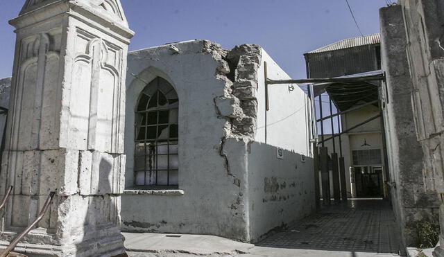 SE CAE A PEDAZOS. Hospital Goyeneche, su infraestructura está deteriorada y se hace poco. Foto: La República