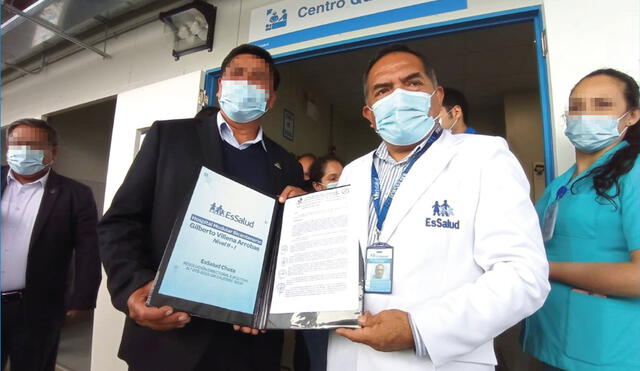 En Capilla. Médicos no perciben que gestión Luis Rosales (derecha) sea eficiente para asegurados.
