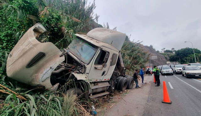 Según testigos se habría reventado la llanta del camión y ocasionó este accidente. Foto: María Pía Ponce/La República