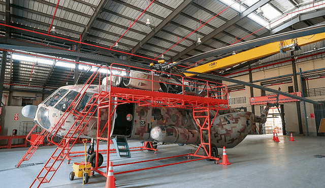 En el hangar. Un helicóptero ruso Mi-17 en proceso de rehabilitación en el Centro de Mantenimiento Aeronáutico del Ejército (Cemae), en La Joya, Arequipa. Foto: difusión