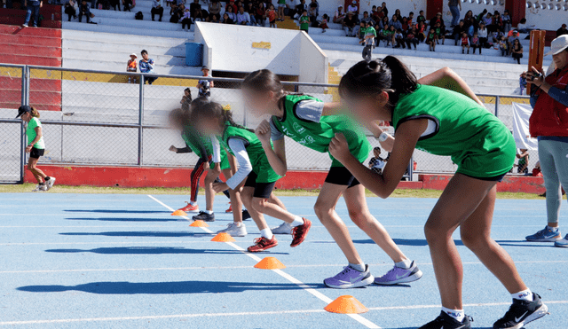 Concentración. Las niñas están listas para empezar a correr, se van formando atletas. Foto: La República