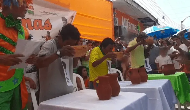 Ciudadanos concursaron por quién toma la bebida ancestral más rápido. Foto: captura de Chulucanas Noticias Piura