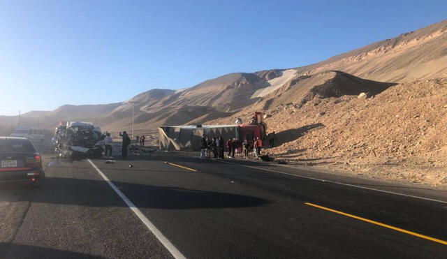 Efectivos de la Policía investigan las causas del accidente en Arequipa. Foto: cortesía PNP