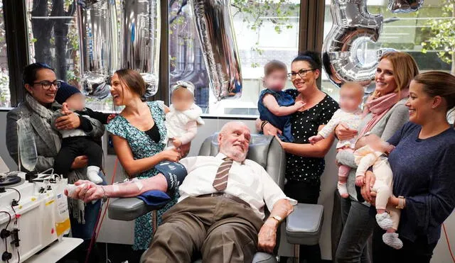 James Harrison con algunos de los bebés a los que ayudó al donar sangre. Foto: La Tercera