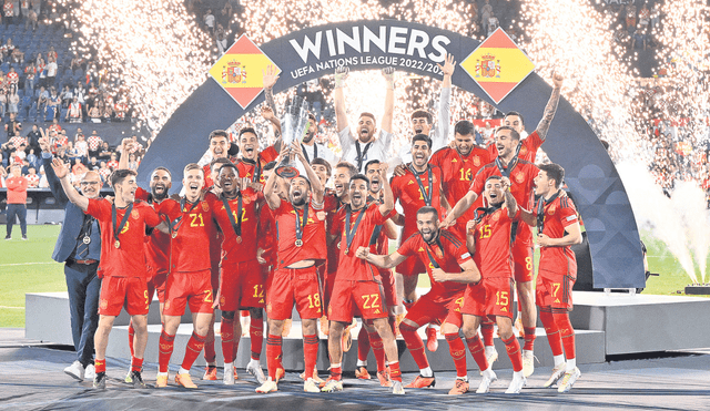 Festejo merecido. El plantel español levanta su nueva copa obtenida tras un reñido encuentro ante Croacia en la final de la Nations League. La quinta en su historia. Foto: AFP