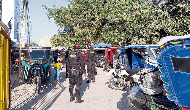 Infracción. Los mototaxis circulan en gran número en los exteriores del parque Las Fuentes. Foto: difusión