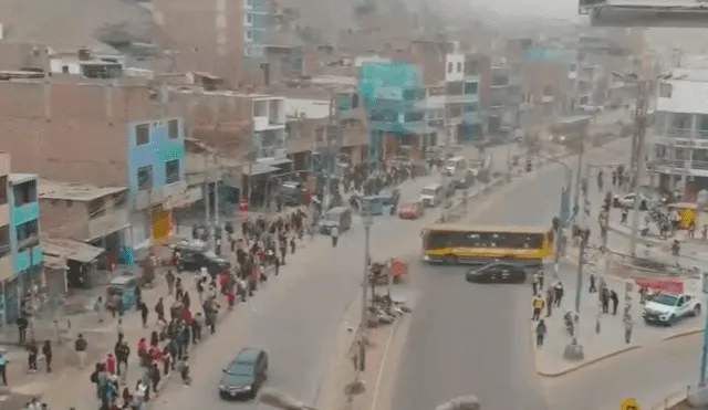 La medida ha afectado a escolares y trabajadores que no pueden salir de esta zona de Pachácamac para llegar a sus destinos.  Foto: captura de América. Video: América Tv