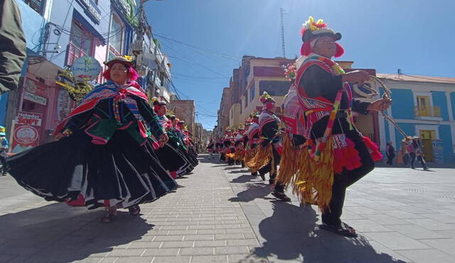 Autoridades acudieron a Puno bailando Los Waraqueros de Sandia. Foto: Liubomir Fernández/La República