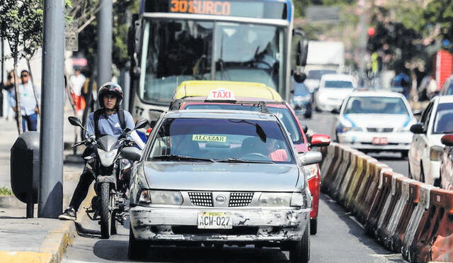 Pirata. El taxi informal campea en la ciudad y ello afecta estabilidad de empresas formales. Foto: difusión