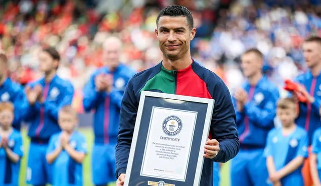 Cristiano Ronaldo celebrando su Récord Guinnes tras alcanzar 200 partidos con su selección. Foto: EFE