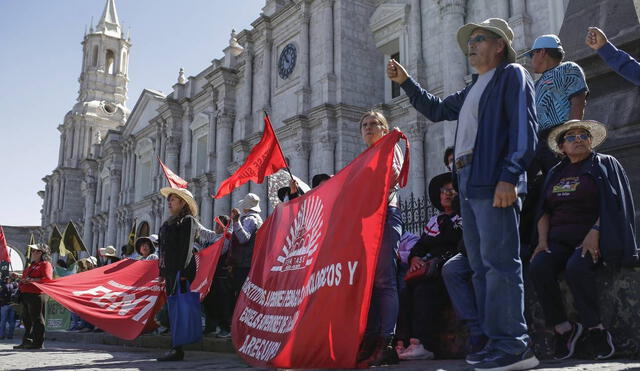 Pie de lucha. Servidores salieron a las calles del centro de la ciudad para reclamar a gobierno de turno. Hoy bloquearían vías. Foto: Rodrigo Talavera/La República