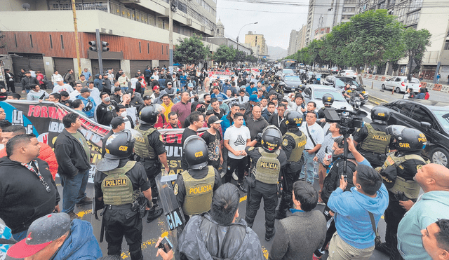 Movilización. Casi 300 colectiveros marcharon por la av. Tacna y bloquearon el Corredor Azul.  Foto: La República