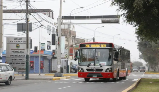 La ATU confirma que los colectivos generan caos y congestión en las calles y avenidas donde operan de forma ilegal. Foto: Andina