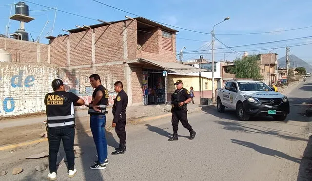 La Policía llegó para investigar el caso. Foto: Sergio Verde / URPI-La República