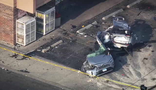 El terrible accidente suscitado entre las calles 59th Street y Pulaski Road, en Chicago, dejó un herido de gravedad. Foto: captura @Derek_A_Peters/Twitter - Video: @Derek_A_Peters/Twitter