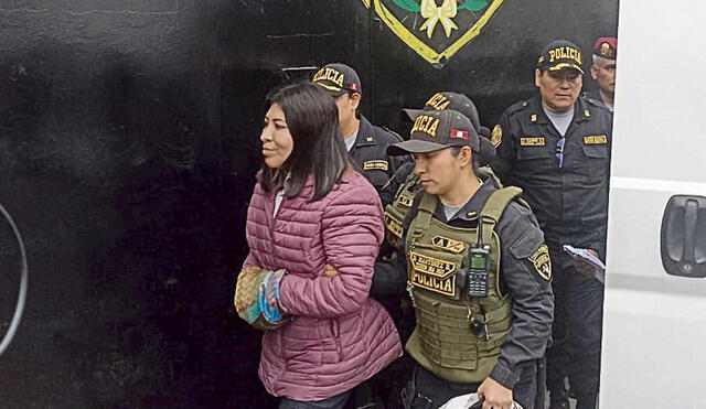 Ingreso. Betssy Chávez sonríe a la prensa al momento de cruzar la puerta del penal. Foto: Gabriel Cerpa/La República