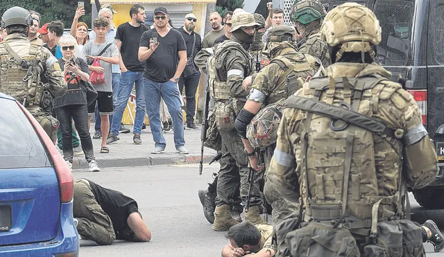 Operativos. Soldados de Wagner Group, la milicia privada rusa golpista, detuvieron a algunos civiles mientras bloqueaban calles en el centro de Rostov del Don, en el sur de Rusia. Foto: EFE