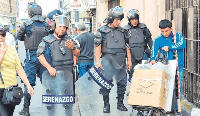 En calles. Ambulantes cambian de lugar ante presencia de fiscalizadores. Luego, vuelven. Foto: Paolo Zegarra - La República