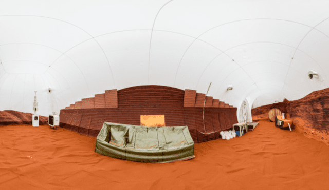 Las instalaciones cuentan con un área externa que simula la superficie de Marte. Foto: NASA