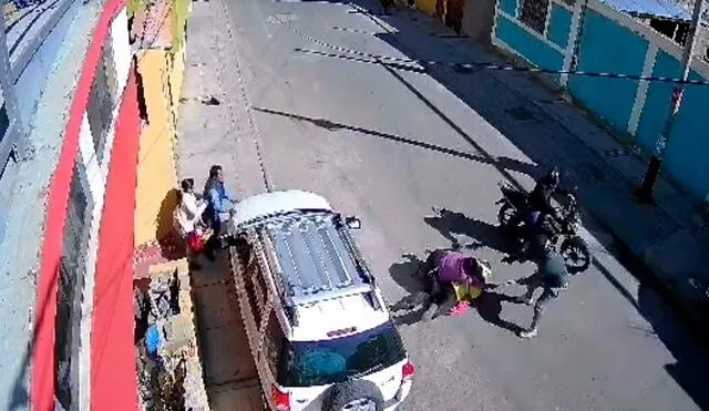 Delincuentes llegaron a bordo de una motocicleta y atacaron a la víctima cuando bajaba de un taxi en Cayma. Foto: captura video/ La República